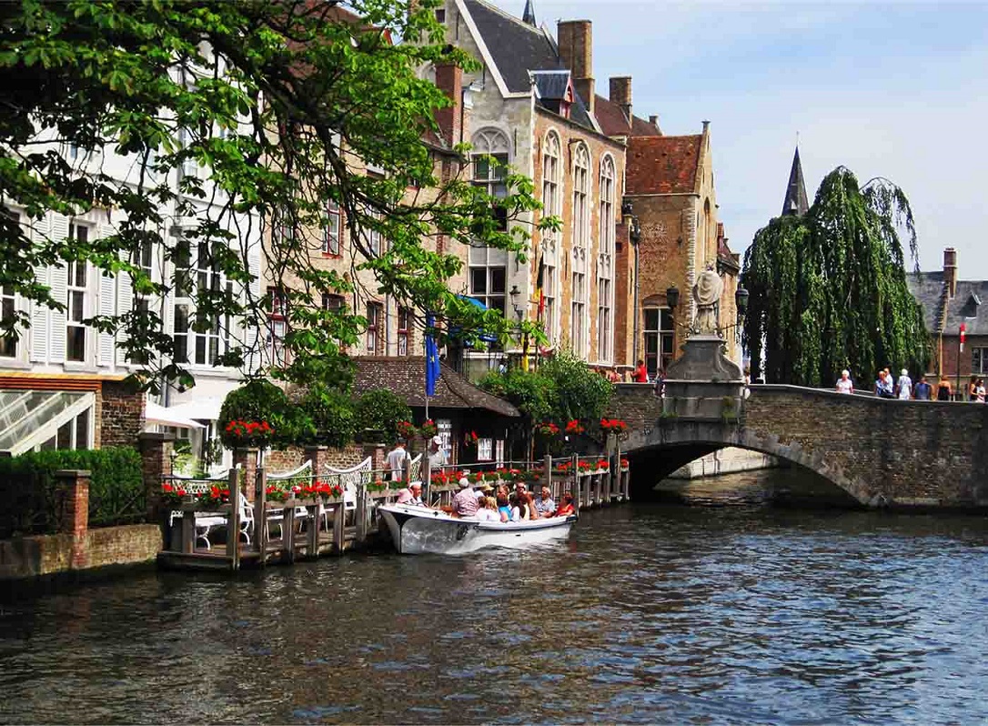 比利时亲子游 布鲁日周围的运河船