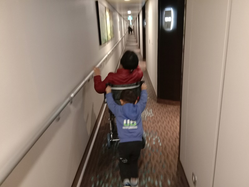 诺唯真喜悦号游轮亲子游十二楼船舱走道