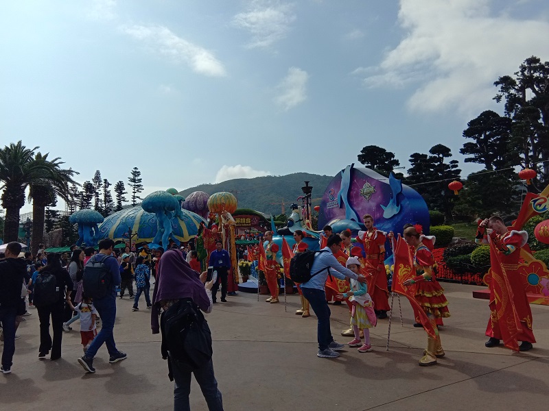 珠海亲子游珠海长隆海洋王国入口前的游行 珠海长隆自驾亲子游
