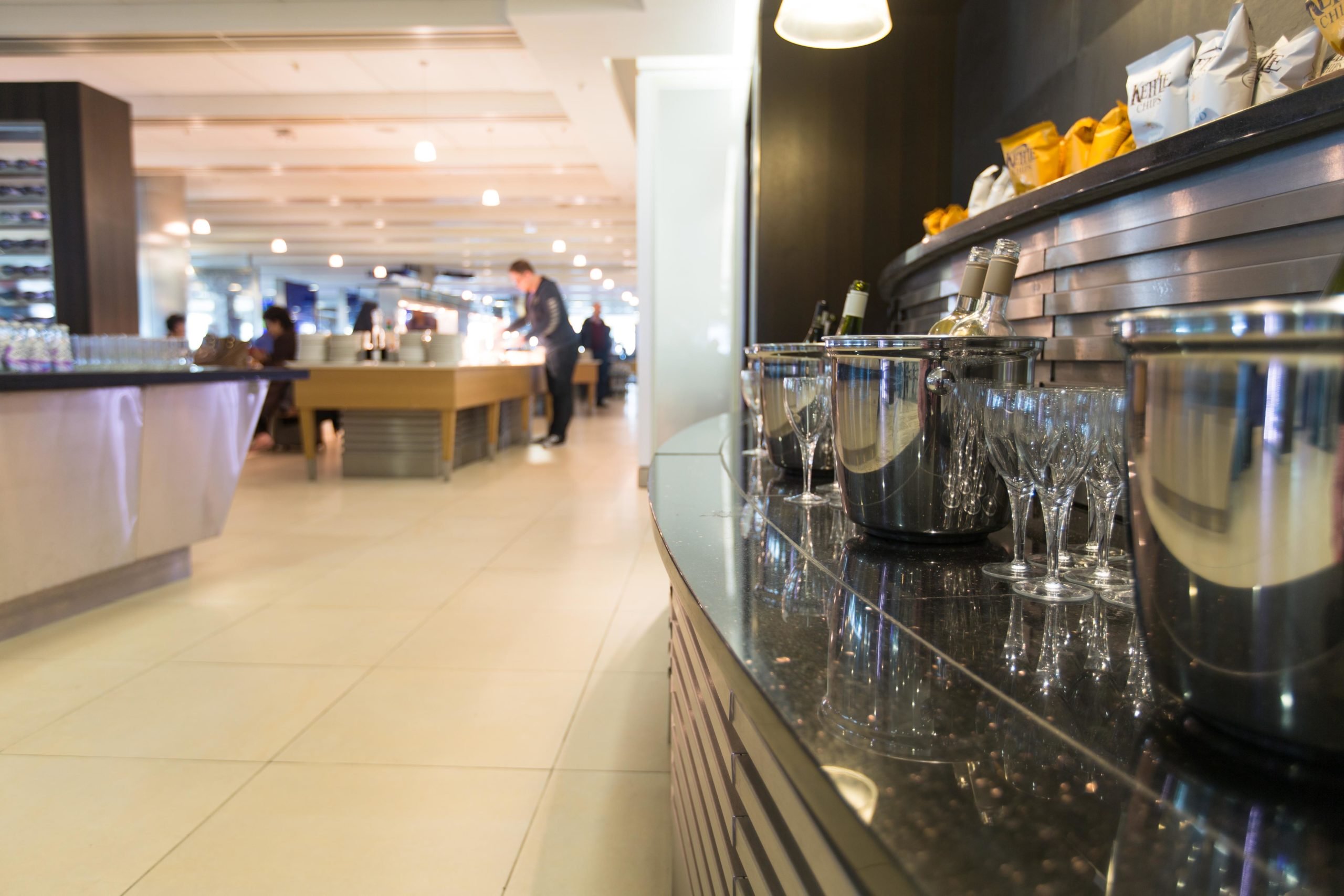 面向英国航空公司希思罗机场休息室的自助餐区的葡萄酒区。“  wp-image-55891“  https://lajollamom.com/blank.png 500w，https://lajollamom.com/blank .png 1000w“ size =”（最大宽度：2560px）100vw，2560px